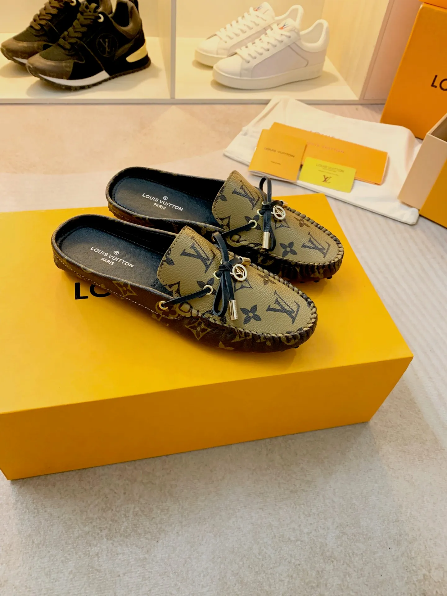 p460💰Couple model❤️🇫🇷 𝙇𝙤𝙪𝙞𝙨 𝙑𝙪𝙞𝙩𝙩𝙤𝙣 🇫🇷Louis Vuitton 2023 Classic𝓛𝓿 𝓣𝓻𝓪𝓲𝓷𝓮𝓻 Sports Series ➪➪➪¯ [Arizona Doudou Shoes Series] ▪️▪️▪️Arizona slip-on shoes are made of Monogram Eclipse canvas. Its hand-painted and dyed edges and hand-sewn uppers fully demonstrate Louis Vuitton's traditional shoemaking craftsmanship. This slip-on shoe is very lightweight. The integrated tongue and upper make it particularly comfortable and flexible. The soft outsole is equipped with rubber padding. Decorated with matching sash. Detailed features: ☑️Monogram Eclipse canvas ☑️Black Eclipse pattern ☑️Hand-painted shoe edges ☑️Hand-sewn uppers (each pair takes time to process) ☑️Integrated tongue and upper construction ☑️Outsole equipped with rubber lining ☑️size: 35_46